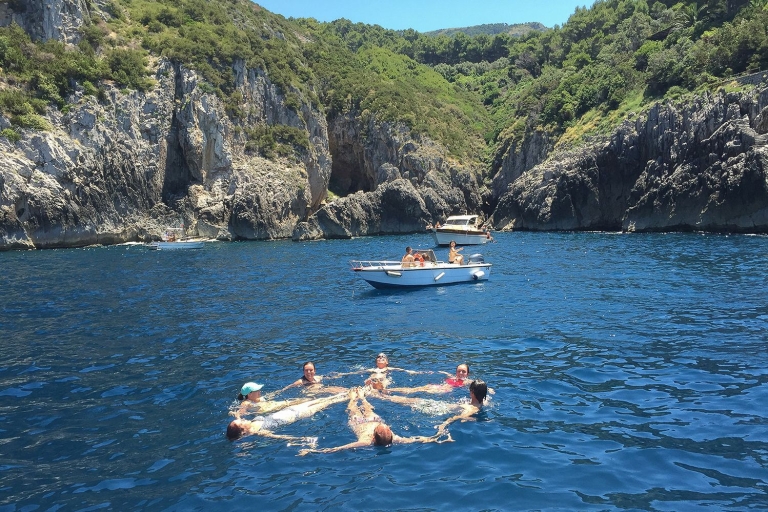 Excursión privada en barco de día completo por la costa de AmalfiExcursión privada de día completo en lancha motora de lujo por la costa de Amalfi