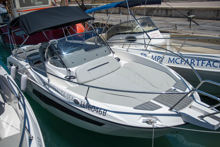 Cipro: Noleggio di una barca con attrezzatura per lo snorkeling