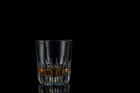 Dégustation de whisky dans l'obscurité