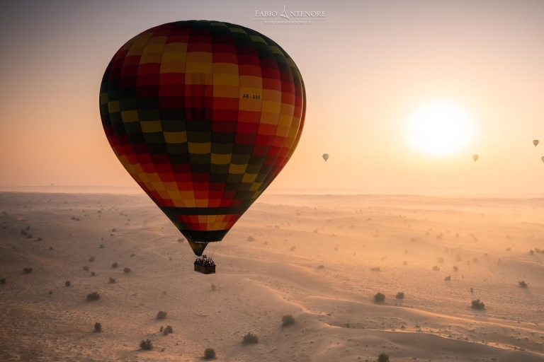 Dubái: tour en globo aerostático por el desierto de DubáiDubái: tour grupal en globo aerostático por el desierto de Dubái