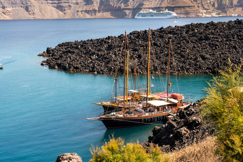 Santorini: vaart vulkanische eilanden & bezoek warmwaterbronRondvaart met vervoer van/naar hotel - met bezoek Oia