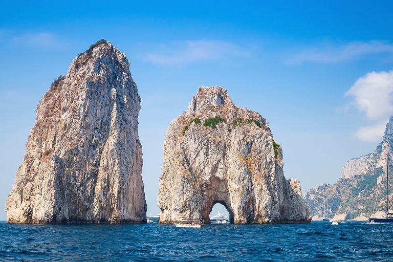 De Sorrente à Capri et Positano : excursion en bateau privéDe Sorrente à Capri et Positano : visite privée en hors-bord