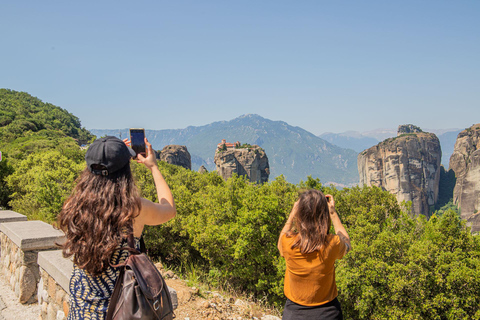 Atenas: Excursión de un día a los Monasterios y Cuevas de Meteora y opción de almuerzoVisita compartida en inglés con traslado en autobús y almuerzo