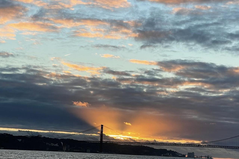Lisboa:Sunset Sailing Tour at Tagus River with welcome drink