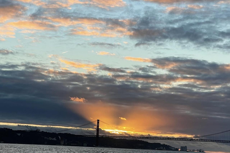 Lisboa:Sunset Sailing Tour at Tagus River with welcome drink