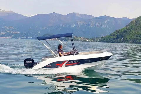 Lago di Como: 1 hora de alquiler sin licencia de embarcación de 40 CV en Lezzeno