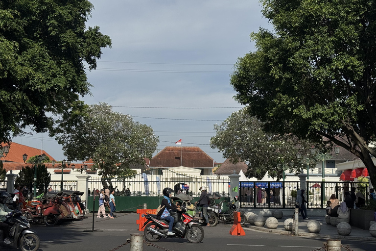 Yogyakarta: Sultan Palace and Water castle Guided Tour Water castle Guided Tour