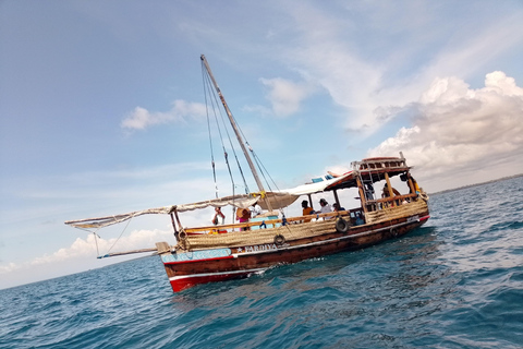 Mombaça: cruzeiro de dhow na Ilha Wasini com almoço e snorkelingMombaça: cruzeiro de barco tradicional na Ilha de Wasini com almoço e mergulho com snorkel