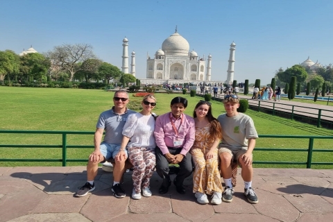 Agra: Sunrise Taj Mahal Tour met Taj Mahal volle maanlichtAlle toegang Toegangsprijzen Comfortabel transport en gids.