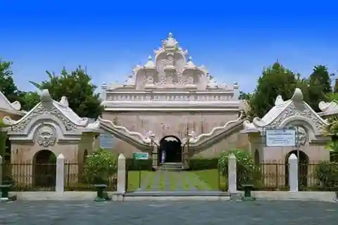 YOGYAKARTA CITY TOUR,SULTAN PALACE,WATER CASTLE AND CRAFTS.