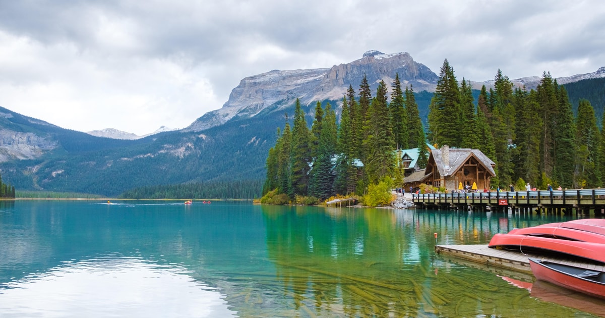 バンフ発：レイク・ルイーズ、エメラルド・レイク、タッカクワ滝