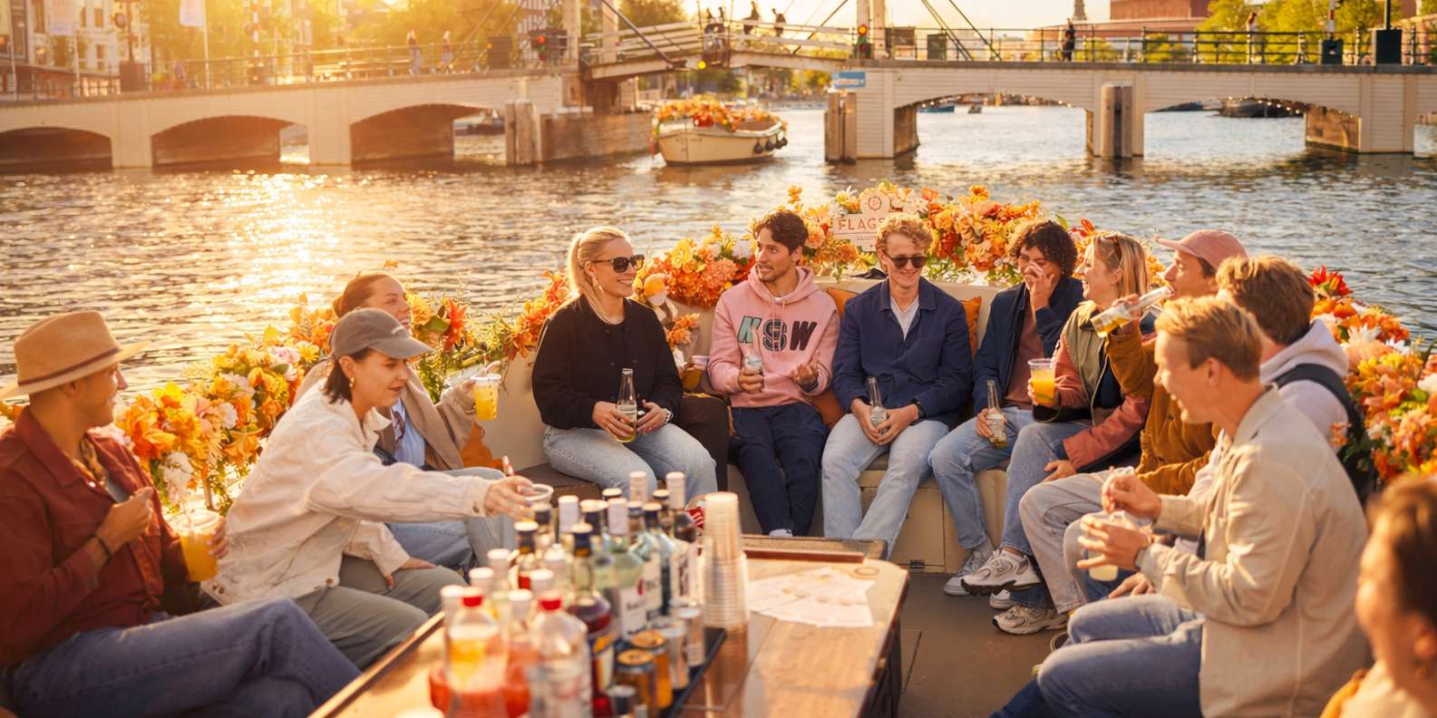 Amsterdam: Luxury Canal Cruise with Unlimited Drinks & Bites