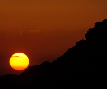 Wadi Rum: tour di 8 ore al tramonto e pranzo, giro in cammello, sci di sabbia