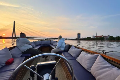 Riga: Crucero turístico con bebida de bienvenida y audioguía
