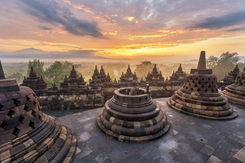Tour all'alba a Yogyakarta: salita garantita a BorobudurTour all'alba a Yogyakarta: salita alle colline di Borobudur e Prambanan