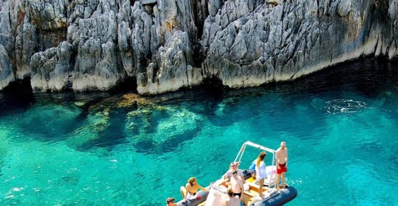 Von Tirana aus: Ksamil, Blue Eye & Saranda Tour mit Bootstour