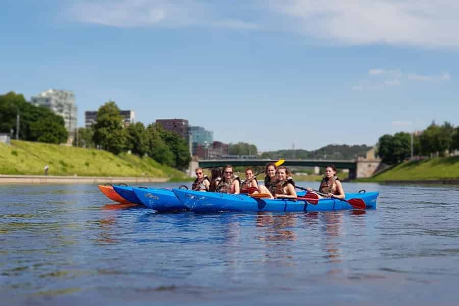 Vilnius: Kajakverleih auf dem Fluss Neris mit Stadtblick. Foto: GetYourGuide Vilnius: Kajakverleih auf dem Fluss Neris mit Stadtblick. Foto: GetYourGuide