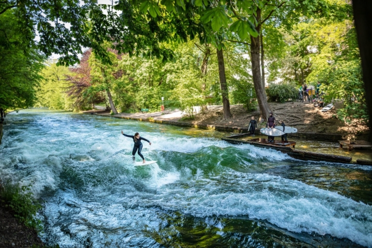 Monachium Surf Przeżyj surfing na fali rzeki Eisbach w Monachium