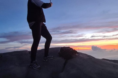 Bali :Beste zonsopgang Mount Agung trekking via BesakihBali : Beste zonsopgang van Mount Agung trekking via Besakih