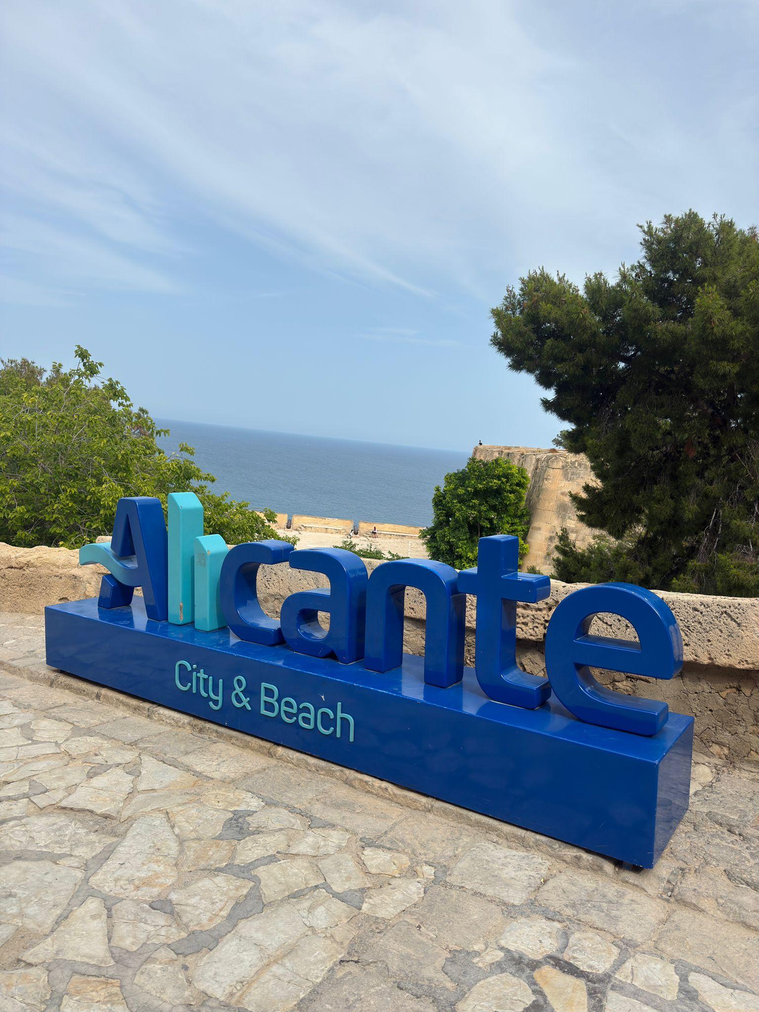 Besuch der Burg Santa Barbara in Alicante und Flamenco-Show, privater Van