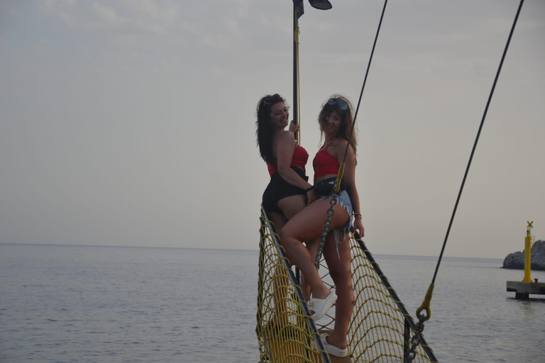 Alanya: Night Safari and Disco Boat Tour with Dinner