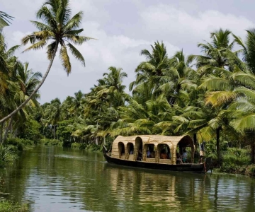 Luxurious, Overnight Alleppey Houseboat Tour (02 Days)