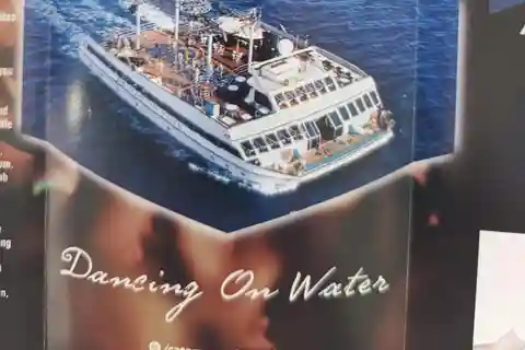 Bodrum: Catamaran Night Club Entry - Dance on the Water