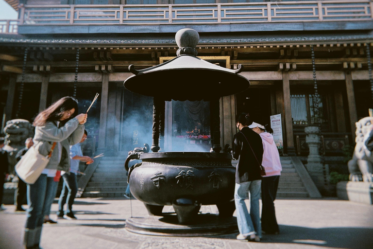 Spiritual Shanghai: Longhua Temple Tour with Food Tasting