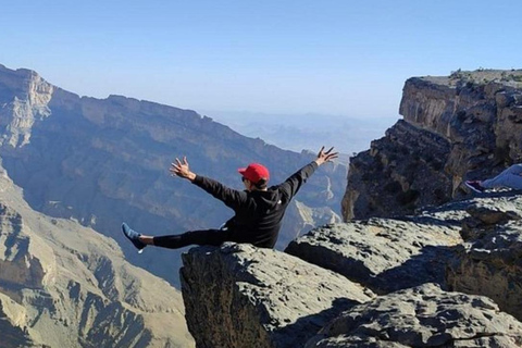 Muscat: Jebel Shams Balcony Walk & Wadi Nakhr Shared Tour