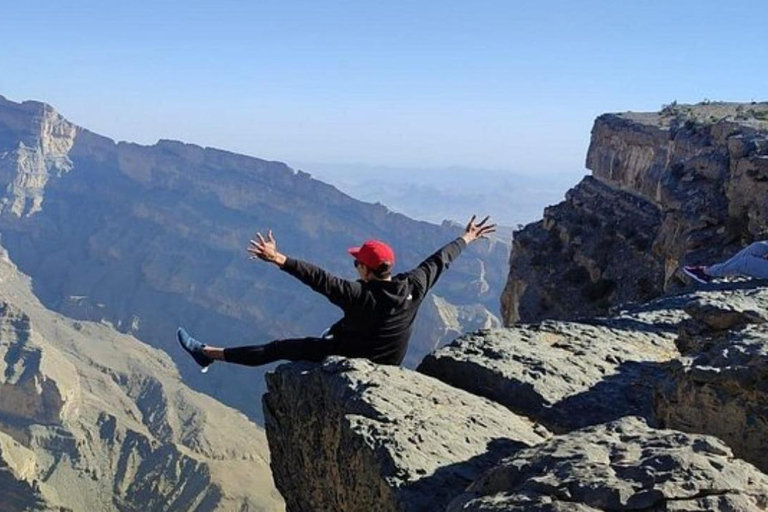 Muscat: Jebel Shams Balcony Walk & Wadi Nakhr Shared Tour