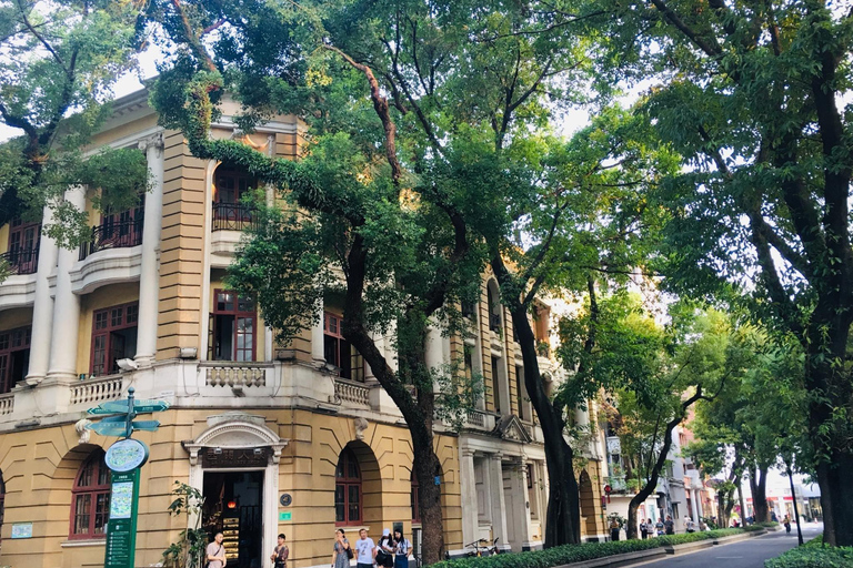 Private Guangzhou Tour: Shamian Island & Yongqing Fang Chinese-speaking Guide + Translation Device