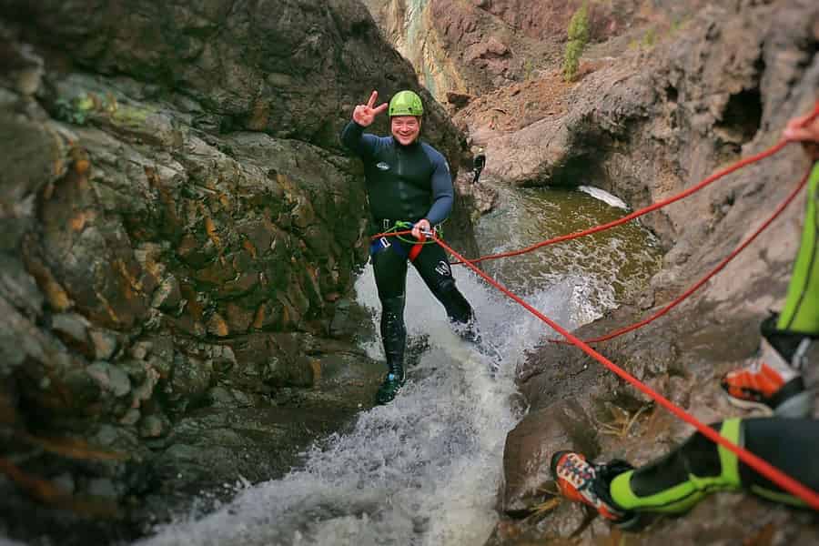 Canyoning am Regenbogenberg auf Gran Canaria. Foto: GetYourGuide