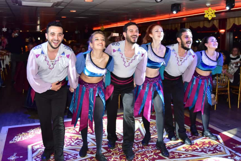 Istanbul: oudejaarsavond rondvaart &amp; diner op Bosporus2026Privétafel met diner en drankjes - trefpunt