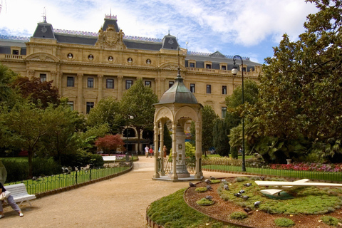 San Sebastián: Private Guided Tour on Your Mobile San Sebastian: The Pirate Code and the Old Town with Kit and Live Guide