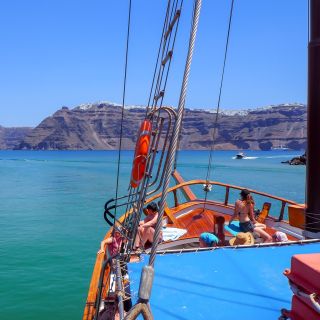 Santorini: Volcanic Islands Cruise with Hot Springs Visit