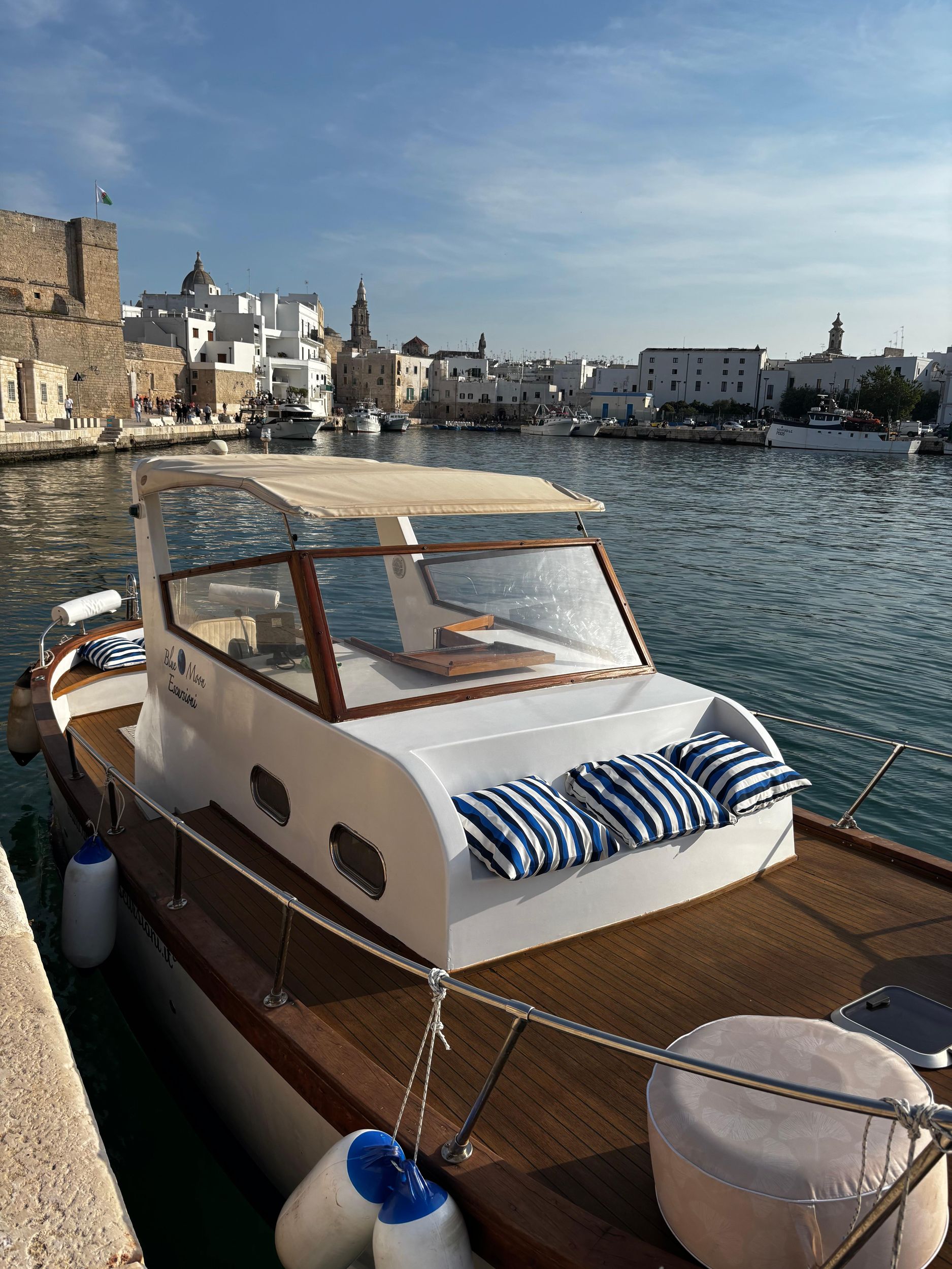 Tour mit einem Holzboot mit Aperitif zur wunderschönen Küste von Polignano