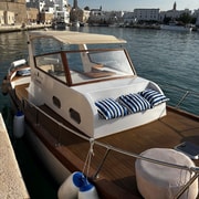 Tour mit einem Holzboot mit Aperitif zur wunderschönen Küste von Polignano