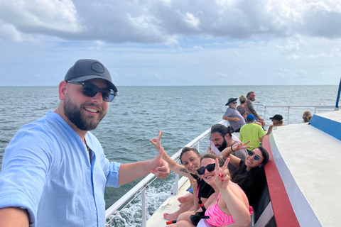 Grand Cayman: Catamaran Cruise with Stingray City & Snorkel