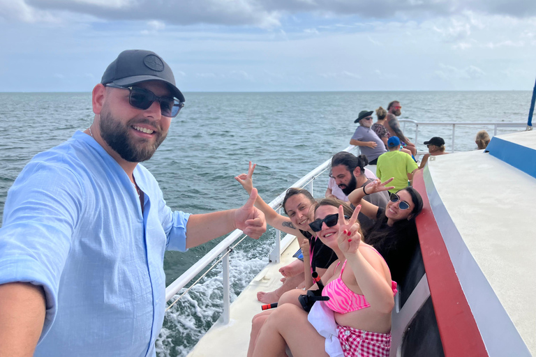Grand Cayman: Catamaran Cruise with Stingray City & Snorkel