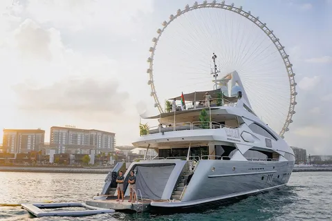 Sunseeker superyacht: VIP-spisning, premium-drinks og musik