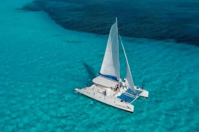 Cancun: Sunsations Catamaran Adults-Only Isla Mujeres