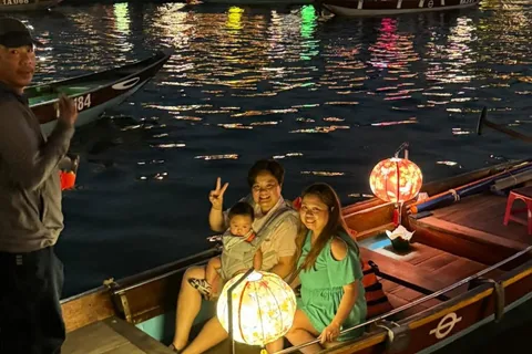 Hoi An: Hoai River Boat Trip by Night with Release Lantern
