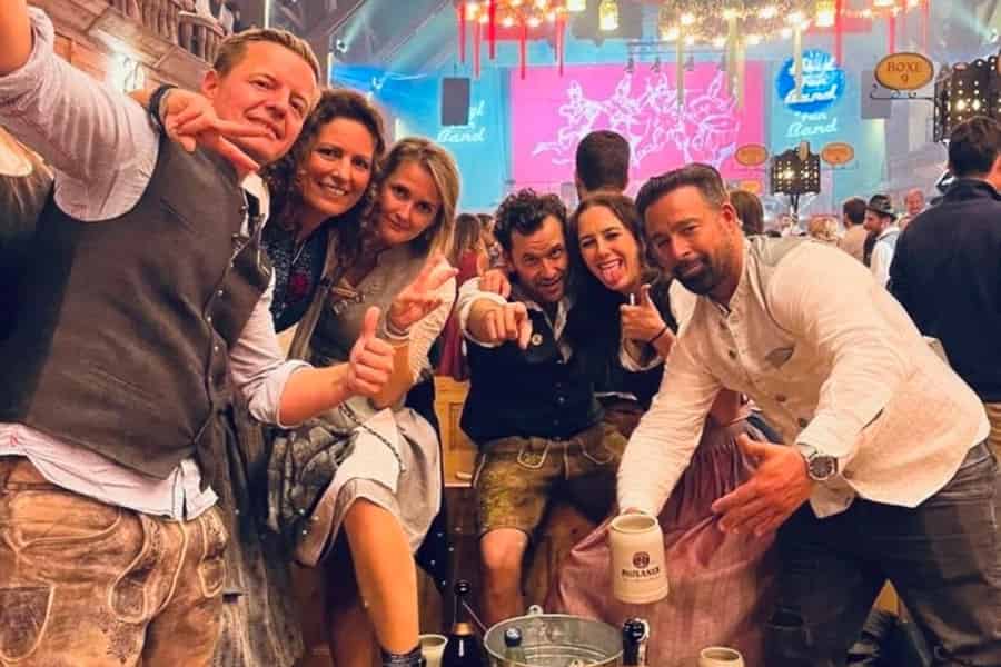 Oktoberfest Tour: All in!!!Tischreservierung mit 2 Tickets für Fahrgeschäft. Foto: GetYourGuide
