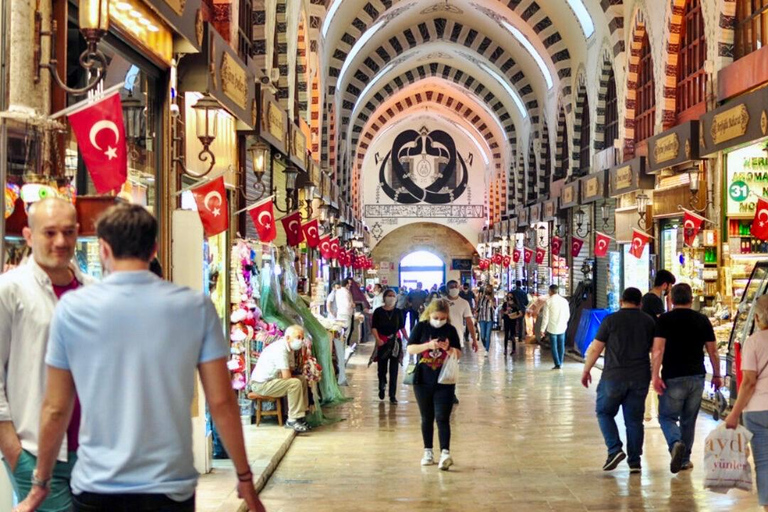 Istanbul: Taste of Turkey with Europe & Asia by Ferry Tour en Español