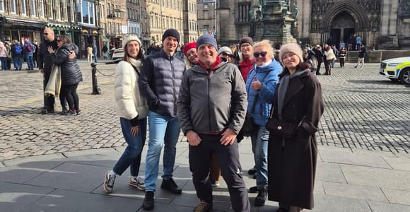 Edinburgh: Old and New Town Walking Tour with Whisky