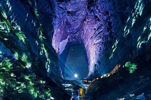 تشانغجياجيه: جولة ليلية في جبل تيانمن مع عرض ضوئيNight Tour to Tianmen Mountain