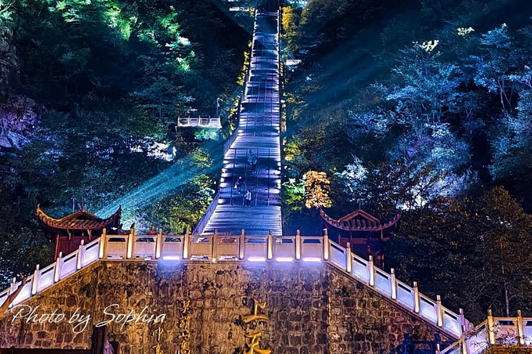 تشانغجياجيه: جولة ليلية في جبل تيانمن مع عرض ضوئيNight Tour to Tianmen Mountain