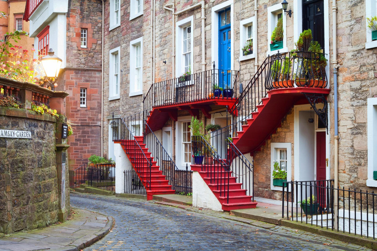 Greyfriars Kirkyard and Edinburgh Castle Private Guided Tour 5-hour: Greyfriars Kirkyard, Edinburgh Castle & Transport