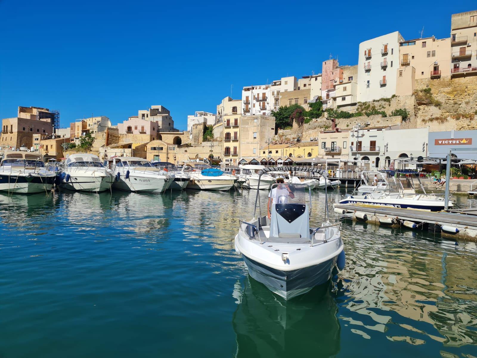 Castellammare del Golfo: Bootsverleih halbtags im Mai