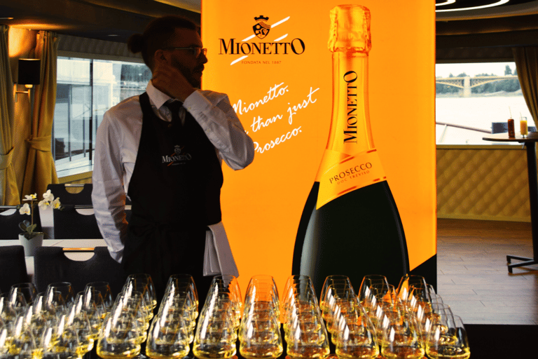 Budapest: Unlimited Prosecco Sightseeing Cruise Unlimited Prosecco and Aperitivo Spritz Crusie